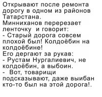 В Индии в дорожные выбоины посадили лотосы