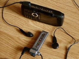 У меня был такой музыкальный телефон 2.1.  Убаюкивал им дочку и на прогулках и укладывая спать.