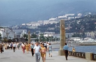 Ялта. Набережная до 1980 года (в Массандре ещё не видно ни одной "высотки". Первая 12-ти этажка появилась в 1980-ом году, на улице Верхняя, ныне улица 16 апреля 1944 года).