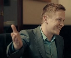 Модель 18+ берёт прах отца на съёмки