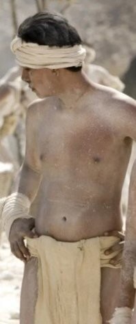 "Были пошиты сотни костюмов, каждый из которых полностью соответствовал эпохе, а некоторые индивидуально шились под габариты актера. " Ну-ну