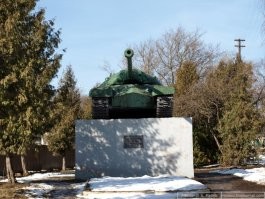 В поселке Косая Гора нормальный есть памятник и второй монумент с танком. Своих фоток быстро не нашел, так что из интернетов. 
Место на видео - совсем не узнаю. Где там мемориал-то?