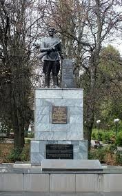 В поселке Косая Гора нормальный есть памятник и второй монумент с танком. Своих фоток быстро не нашел, так что из интернетов. 
Место на видео - совсем не узнаю. Где там мемориал-то?