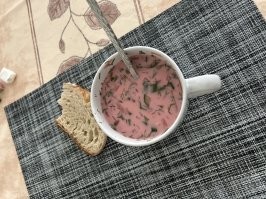 Угу и когда они между собой перегрызутся что такое красный холодный суп :) я уже такие истории среди латышей слышал . Я делаю но за это лето только 3-4 раза делал . Я последний раз когда делал меня жена чуть не задушила , я с дуру 5 литров его сделал :) кушали неделю , причем суп был и на обед и на ужин а как часто в туалет после него бегать думаю не мне тебе рассказывать :)