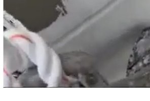 Верёвки, да... 

Страховка, как у того мужика с головной болью. 
"- А почему повязка на ноге? 
- Сползла."

Вы обратите внимание, что он использует вместо спусковухи! 

Шакл! Сцуко, шакал! 

Конечно, с таким "канатом", нормальная спусковуха работать не будет. 

Скорее в его, это из современных скороспелых промальпинистов-мигрантов и к ним примкнувших. 
Курсы пару месяцев, если вообще, проходил. 
И снаряга из разряда "дайте что подешевле".