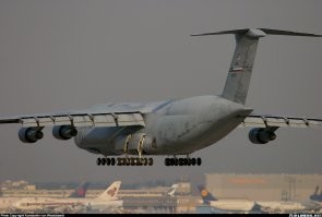 Наши ЗиЛы принимают гуманитарку от американских "друзей".
Самолет ВВС США Lockheed C-5A Galaxy.