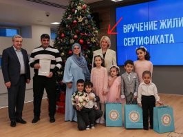 За то, мразь с фотографии ниже, подарила мигрантам квартиру, а вы русские помидоры с огурцами жрите.