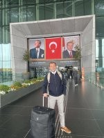 Я в Турцию после Апреля ни ногой :) самая удачная фотография из всего отдыха это эта , мало того что в землетрясение в 7 балов попали так еще цены кругом что другие страны нервно курят . Чемодан , Вокзал , Домой :) я рад был от туда свалить . Коллегам послал а они в один голос начали трындеть что Эрдоган усы сбрил и валит из страны :)
