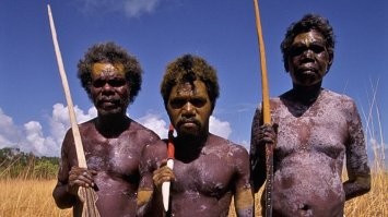 Главный конструктор Австралийского космического агентства и его заместители смотрят на неудачный запуск своей ракеты.