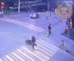 Мот на жёлтый успел доехать до пересечения проезжих частей.
И да, если на зелёно-жёлтый ещё как-то можно двигаться, то на красно-жёлтый движение запрещено без исключений.