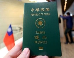 Тайвань и есть Китайская республика - Republic of China.
И, да: они себя считают "настоящим" Китаем.
В 90-е (да и позже) на компьютерах и периферии были овальные наклейки ROC.