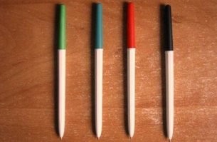 Вот такой набор ручек мне подарили родители за хорошее (без троек) окончание 4 класса щколы!
Это было круче смартфона!