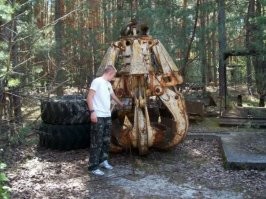 Знаменитое место, как оказалось. Местная достопримечательность. На одной из фоток парень вообще, кажется, геморой лечит методом прикладывания пятой точки к этому ковшу.