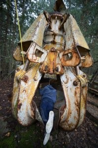 Знаменитое место, как оказалось. Местная достопримечательность. На одной из фоток парень вообще, кажется, геморой лечит методом прикладывания пятой точки к этому ковшу.
