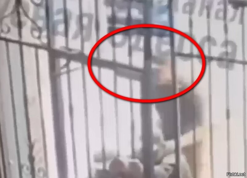 И никакого рывка на себя ТЦК-шник не делал. Он когда схватился за прутья, просто отклонился назад, чтобы с силой толкнуть эту калитку ОТ СЕБЯ ВНУТРЬ, а не наоборот. Внимательнее видео просмотрите.
И где Вы там магнитный замок увидели?
Они там эту калитку внутрь вогнули и никакого замка: