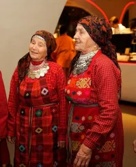 Мадонна и Алевтина Бегишева из «Бурановских бабушек» (1958 год рождения)