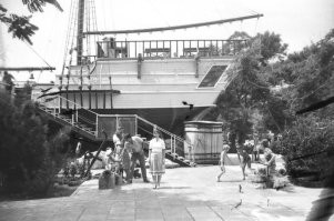 1. Ялта, ресторан "Эспаньола" возле гостиницы "Ореанда", на набережной. (когда-то в фильме "Остров сокровищ" была задействована.).
2. Ялта, Лечебный пляж.