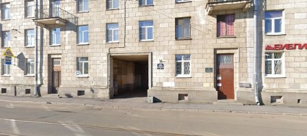 "Проносящийся" - это, положим, несколько преувеличено. Трамвай заезжал на этот мост, делая поворот почти под углом 90 градусов, выезжая с набережной Карповки (на фото - слева), поэтому поневоле  притормаживал. А в противоположном направлении движения сразу после съезда с моста была трамвайная остановка у библиотеки (все там же, слева), соответственно, трамвай тоже замедлялся, а не ускорялся. Остановка же запомнилась тем, что на одной из декоративных плиток на стене здания присутствовала грустная надпись "Е...ть некого", сделанная местными хулиганами, отлично читавшаяся из окна остановившегося трамвая и которую не закрашивали почему-то много лет. Вот, собственно, эта остановка.