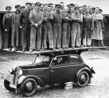 Сминаемые машины это гдето в 50-60 началося массово.
До того инженеры далали их КРЕПКИМИ.
И удивлялись что при ДТП "чото люди погибли, хотя машина почти как новая, даром что в стену въехала и с овраг укувыркалась".
Типа как на фото - "смотрите 30 хмырей крыша выдерживает!".

Это потом пошло веселье с кадаврами и стуканьем машин о стены.