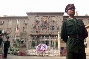 Посольство США в Пекине после того, как американский бомбардировщик разбомбил посольство Китая в Белграде, Югославия, 7 мая 1999 года