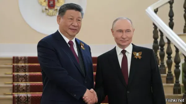 "Единство и решимость". Путин начинает беспрецедентный визит в Китай



Пекин, 31 августа 12:05 - Военный парад, саммит ШОС, встречи с мировыми лидерами   российского президента ждет насыщенная программа. Он проведет за рубежом четыре дня, что бывает нечасто.

Визит начнется с заседаний глав государств ШОС и "ШОС плюс". Лозунг саммита: "Продвижение Шанхайского духа: ШОС в действии".

Потом Путин в Пекине посетит празднование 80-летия завершения Второй мировой войны. На площади Тяньаньмэнь 3 сентября состоится грандиозный парад. Народно-освободительная армия Китая покажет новейшие ракетные системы, танки, авиацию и беспилотники собственного производства. Парад, как ожидается, продлится 70 минут.



Напомним: в мае глава КНР Си Цзиньпин был одним из гостей парада Победы в Москве. Тогда лидеры обсудили множество вопросов, а также подписали несколько меморандумов и соглашений, касающихся науки, экономики, безопасности и СМИ.



Помощник министра иностранных дел КНР Хун Лэй заявил: визит Путина подчеркнет высокий уровень всеобъемлющего стратегического партнерства между Россией и Китаем.
"Это символизирует единство и общую решимость двух стран защищать итоги Победы во Второй мировой войне",   указал он.

Весь мир замер в ожидании итого визита Путина в Китай, где, без преувеличения, решаются судьбы мира...