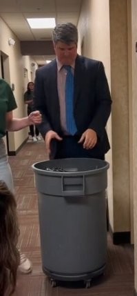 А чё, в обязанности тех начальников входит обязанность мусор выносить?