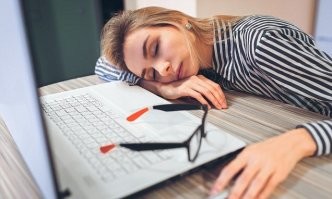 Единственно - как объяснить начальнику, что я тружусь "аки пчела", но далеко от улья?
 Вздремнуть - всегда полезно.