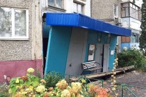 У нас свои чудеса - "Жители многоэтажки в Липецке не смогли выйти из дома из-за угрозы обрушения входной группы подъезда."