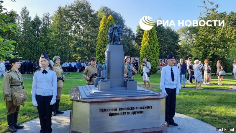 Парк "Спасенная Европа", в котором размещены миниатюрные копии снесенных за последние годы в европейских странах памятников советским воинам-освободителям, открылся в Калининграде, передает корреспондент РИА Новости. 

В основе архитектуры лежит карта освобожденной Восточной Европы, где размещены макеты семи памятников, которые были снесены с наибольшим резонансом и варварством. 

В парке установили:

   памятник маршалу Советского Союза Коневу в Праге (снесен в апреле 2020 года), 

   памятник советско-польскому братству по оружию в Варшаве (снесен в ноябре 2011 году), 

   памятник генералу Ватутину в Киеве (снесен в 2023 году), 

   монумент воинам Советской Армии - освободителям в Риге (снесен в 2022 году), 

   памятник советским воинам-освободителям в Клайпеде (снесен в 2022 году), 

   монумент воинам-освободителям в Тарту (снесен в 2022 году), 

   памятник Советской Армии в Софии (снесен в 2023 году).