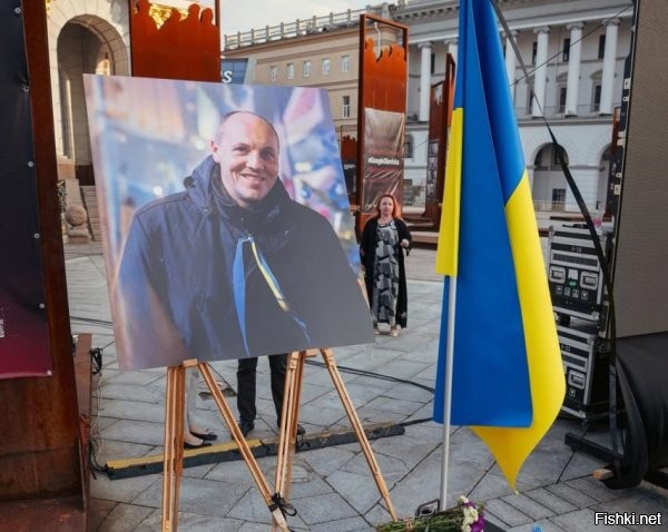 В Киеве отметили «последний майдан» Парубия



В Киеве отметили «последний майдан» Парубия



Киев, 1 сентября 2025, 23:10 -  Коменданта отправили побуянить в ад. В центре Киева скорбящие «побратимы» устроили «последний майдан» расстрелянного в субботу во Львове экс-спикера Верховной рады, коменданта майдана 2014 года и активного участника предыдущих «революций», бандеровца-убийцу Андрея Парубия.

Открывал шоу однопартиец Парубия, экс-директор украинского института нацпамяти Владимир Вятрович. После пения гимна Вятрович помянул «вклад покойного» в три майдана, а также в закреплённый в Конституции курс Украины в ЕС и НАТО, в томос для «ПЦУ», декоммунизацию и «мову».

«Мы собрались здесь на последний майдан Андрея Парубия!», – объявил подельник, после чего последовала минута молчания. Народу собралось для военного положения немало, однако не «тысячи», как орал со сцены тот же Пётр Порошенко.

«Парубий происходит из славного рода. Он внук воинов украинской галичанской армии, которые боролись за свободу Украины ещё в 1918 г. Следующее поколение его семьи – воины УПА. Поэтому слова великого националиста: «добудешь украинское государство, или погибнешь в борьбе за него», для него абсолютно неслучайны», – просвещал публику Вятрович.

Далее наряженный в вышиванку депутат Ярослав Юрчишин требовал от народа бодрее и «переможнее» кричать бандеровский клич «Слава Украине», после чего на сцену вышел экс-президент Украины Пётр Порошенко. Почему-то «сывочолого гетьмана» публика встречала криками «дякуемо-дякуемо».

«Посмотрите, как много перекликается между биографией Андрея Парубия и биографией Степана Бандеры! И то, что российская пуля террориста нашла и Бандеру, и Парубия, это тоже не случайно… И ещё одно для меня точно ассоциируется с Андреем. Армия, мова и вира – это не лозунг Порошенко! Это государствообразующий фундамент украинского государства!..

И когда русские говорят, что они начали войну, чтобы де-на-ци-фи-ци-ро-вать Украину – вот их способ денацификации! Убить каждого украинца», – пиарился Порошенко.

Его сменил главарь запрещённого в РФ экстремистского меджлиса Рефат Чубаров.

«Русский враг всегда пытается убить лучших. Задание у него такое – уничтожить всю украинскую нацию, уничтожить крымскотатарский народ. …Наша боль, которую мы чувствуем от потери каждого патриота должна выкристаллизовываться в ненависть.

Я раньше стыдился и говорил, что не должно быть ненависти. Но вы не можете ничего другого чувствовать против тех, кто пришёл убивать вас, ваших детей! Ненависть! Боль за Андрея, боль за десятки тысяч убитых украинских патриотов должна стать нашей ненавистью», – накалял публику меджлисовец.

«Я очень надеялся, что после того, как одержим победу, мы вместе с Андреем и другими займёмся обустройством настоящего Крыма – украинской земли, родины крымскотатарского народа. Мы сделаем это, Андрей. Горько, что без тебя. Мы отомстим! Мы победим!», – истерил Чубаров.

Примечательна была следующая реплика Вятровича, который вёл программу.

«Порошенко говорил, что Андрей мечтал, чтобы в Киеве были улицы Шухевича и Бандеры. Это реализовано. У него не было такой мечты, однако она есть у меня: я хочу, чтобы в Киеве была улица Парубия!», – сказал бандеровец.

«Оранжевый» экс-президент Виктор Ющенко в видеообращении назвал Парубия «дывной чистоты людыной». Дальнейшие выступления также в основном были сентиментальными воспоминаниями.

Фактически точку можно было ставить после слов ВСУшника, якобы специально приехавшего из-под Покровска.

«У нас здесь была «небесная сотня», мы все за ней рыдали, проливали слёзы. Но там уже давно не сотня. Столько нашего брата там, что уже можно собрать майдан, по ту сторону, в потустороннем. Я думаю Андрей Владимирович станет его почётным комендантом», – бредил ВСУшник.

Закрывали шоу песней «Чорни хлопци», посвящённой бандеровскому движению, текст к которой написал Парубий.

Источник:  "ПолитНавигатор"

ЗЫ
"Орешником" бы накрыть этот шабаш бандеровцев...