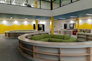 Потерял часть предложения  -Да, выглядит немногим проще, но очень немногим. Все современно, удобно, рекреации для детей, в классах труда для девочек современная мебель, классы светлые, по последнему слову педагогической науки.