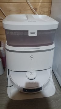 нет, по лестнице не лазит. приходится таскать между этажами.