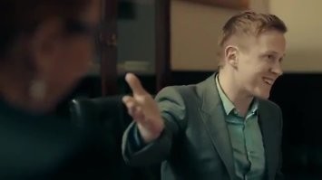 В пункте выдачи: девушка устроила тест-драйв шампуня с душем и мини-бассейном
