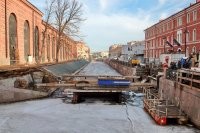 Вопрос знатокам: Что за здания справа и слева?