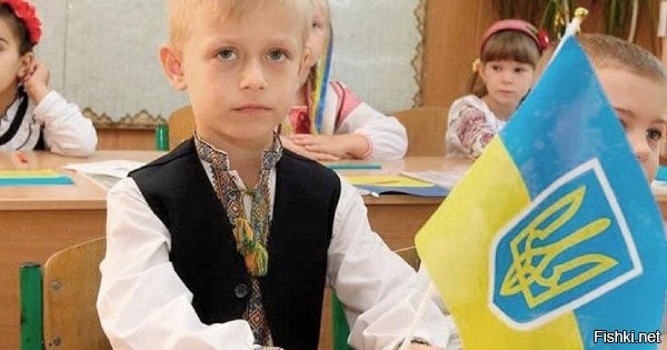 Украина изменит формат обучения, чтобы «не быть похожей на Россию»



Киев, 1 сентября, 23:40 - Эксперимент по внедрению на Украине 12-летнего обучения в школах страны начинается 1 сентября нынешнего года. Делается это для того, чтобы Украина стала ближе к западным странам и не была похожа на Россию и Беларусь. Об этом заявил глава образовательного комитета Верховной рады Сергей Бабак.

«С 1 сентября начнется экспериментальный проект для внедрения 12-летней школы. <…> Экспериментальный проект продлится до 1 сентября 2027 года»,   написал он в своём телеграм-канале.

В рамках эксперимента в украинских школах будет проведено «тестирование новых программ», которые, по его словам, предусматривают два направления в обучении: академическое и профессиональное.



«Это первый шаг к внедрению нового государственного стандарта профильного среднего образования и подготовка к переходу на 12-летнюю систему»,   добавил он.
Обосновывая необходимость перехода на 12-летнюю систему, Бабак отметил, в частности, желание Украины стать ближе к западным странам.

«На сегодня 11-летняя система обучения остается в России, Беларуси и на Украине. 12-летняя   общепринятая во всей Европе. Этот стандарт приняла и Америка»,   отметил Бабак.
По его мнению, переход на указанную систему будет способствовать признанию европейцами украинских аттестатов.

Это не первое нововведение, коснувшееся Украины в образовательной сфере. Так, издание «Страна» ранее сообщало, что с 1 сентября введён обязательный курс общевойсковой подготовки для студентов высших учебных заведений. Курс разбит на теоретическую и практическую части. Первая рассчитана на студентов вне зависимости от пола, последняя обязательна для студентов-мужчин.
  

Девиз майдана: Уничтожить Украину, чтобы «не быть похожей на Россию»