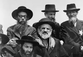 Лет сто  назад бороду носило пол мира. Как и шляпки женщины. Мировую историю надо знать. И свою тоже.