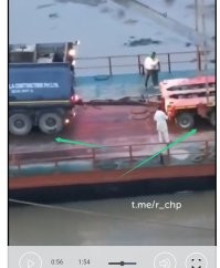 Причем водила пытался спасти ситуацию. 
Видать жопный кренометр ему сигналы подавить начал. 

Вот он и пытался правее уйти, перераспределить нагрузку и крен выправить. 

Но не успел.