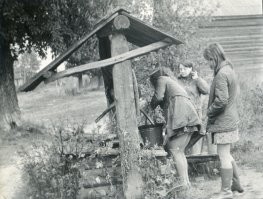 Студентки на картошке.