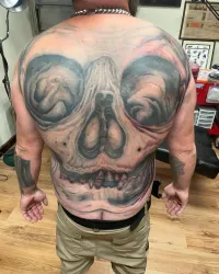 Ямочка на подбородке.