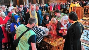 И чо, смешно? А вот в  православии веруны часами в очереди стоят, чтоб облобызать кости умерших людей! Тоде самое мракобесие, только с колоритом местной территории