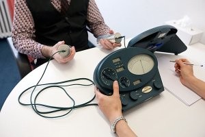 Тут Джон Траволта радостно проходит тест у саентологов на Е-метре фирменный "прибор"
