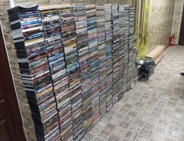 Зашёл я как-то по делам к одному товарищу... И да, это частный дом, правда с кинозалом.