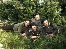 Среди них мой двоюродный дед, в начале лета 1945, в Берлине.
С ними не немка, наша военнослужащая.