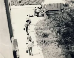 Душевненько, мужики вышли с ведерками, покурили пописдели, чекушку при оказии даванули и домой