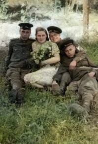 Среди них мой двоюродный дед, в начале лета 1945, в Берлине.
С ними не немка, наша военнослужащая.