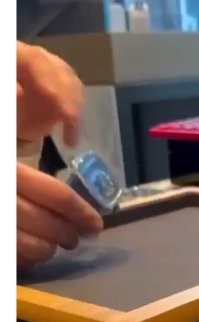 Ну вот ни разу ни реклама блохерская. 
И снята ни с нескольких дублей. 

То в перчатке, то без, и всё это с одними часами. 

Прям верим верим!