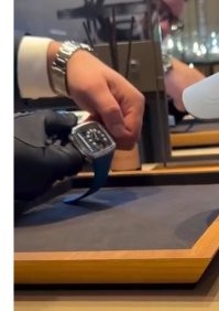 Ну вот ни разу ни реклама блохерская. 
И снята ни с нескольких дублей. 

То в перчатке, то без, и всё это с одними часами. 

Прям верим верим!