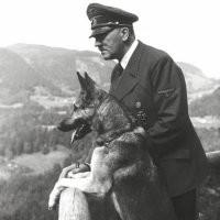 -"Да, у нас всегда были собаки, они были частью нашей семьи. Они спали рядом с ним, а когда он возвращался домой, всегда радовались... Животные чувствуют хорошего человека!"-
- ну да, ну да...