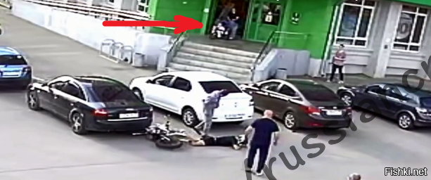 Через 10 секунд после его феерического заезда из дверей магазина выходят люди с ребенком в коляске. Даже представлять не хочется, как могла бы закончиться эта история. Очевидно же, что человек элементарно не умеет управлять этим мотиком. У родителей совсем мозгов нет.