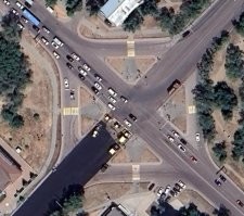 Пешеходный переход, да еще с желтой обводкой = снизь скорость, пешеход стоит/сидит/лежит = остановись и пропусти. Вроде так в правилах записано?..
Например в соседнем Казахстане на перекрестках светофоры, но повороты направо во многих местах выполнены отдельной полосой (на фото1), там просто переход и даже без знака, просто зебра, но там как-то всегда пропускают пешеходов, потому как штраф автоматом, компьютер сам опознает и в базу внесет, выпишут если не пропустил пешехода, даже если этот пешеход просто стоит. Иной раз если сам хочешь пропустить транспорт - просто спиной поворачиваешься к дороге, иначе всё равно остановятся. Штрафы кусачие...
Это же касается любых других переходов, особенно с желтой окантовкой - камер более, чем достаточно висит.
Для приезжих самое страшное - диагональные переходы, на втором фото - разметка диагональных зебр сильно стерта, но она есть, так вечером в небольших городках светофоры на "желтый" переходят или для экономии отключаются, а вот камеры работают круглосуточно...